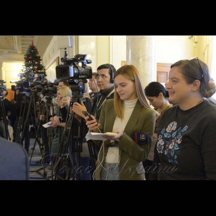 17 січня 2019 у кулуарах Верховної Ради України відбулась церемонія передачі Парламенту вишитої карти-оберегу України. Її передала Голові Верховної Ради України Андрію Парубію автор проекту «Україна – разом!», громадська діячка та журналістка Ірина Басенко, яка започаткувала проект у 2014 році.
Голова Верховної Ради Андрій Парубій, приймаючи дарунок, зазначив, що останнім часом Верховна Рада України стала культурним центром, де кожного дня відбуваються важливі культурологічні заходи, серед яких і сьогоднішній.  «Я щиро радий, що від імені усього українського Парламенту я приймаю сьогодні цей дар – вишиту карту України, і що вона прикрашатиме наш Парламент», - сказав він. 
Андрій Парубій назвав полотно дуже символічним, адже вишите  зображення карти України і прапорів усіх областей було створено у 2014 році, у складний для України час, коли російський агресор розпочав окупацію Криму та східних областей України. «З початком війни країна потребувала об’єднавчих процесів, які б продемонстрували, що українці з різних куточків нашої країни виступають за єдину, суверенну Україну, і засуджують російську агресію», - сказав Голова Парламенту і додав, що завдяки таким об’єднавчим процесам тисячі бійців і волонтерів стали на захист України.
*Довідково: Мапу створювали у період з 1 серпня 2014 року по 19 січня 2015 року. За цей період полотно побувало в усіх обласних центрах України, тричі – у Маріуполі, Краматорську і Слов’янську, а також на тренувальній базі «кіборгів».
Цей витвір внесено до Національного реєстру рекордів України як карту, вишиту вручну найбільшою кількістю людей. Загалом до створення мапи долучилися понад 6 тисяч людей, які зробили близько 1 мільйона хрестиків.  

