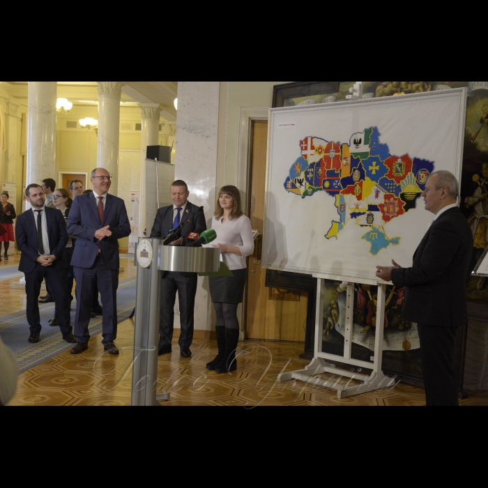 17 січня 2019 у кулуарах Верховної Ради України відбулась церемонія передачі Парламенту вишитої карти-оберегу України. Її передала Голові Верховної Ради України Андрію Парубію автор проекту «Україна – разом!», громадська діячка та журналістка Ірина Басенко, яка започаткувала проект у 2014 році.
Голова Верховної Ради Андрій Парубій, приймаючи дарунок, зазначив, що останнім часом Верховна Рада України стала культурним центром, де кожного дня відбуваються важливі культурологічні заходи, серед яких і сьогоднішній.  «Я щиро радий, що від імені усього українського Парламенту я приймаю сьогодні цей дар – вишиту карту України, і що вона прикрашатиме наш Парламент», - сказав він. 
Андрій Парубій назвав полотно дуже символічним, адже вишите  зображення карти України і прапорів усіх областей було створено у 2014 році, у складний для України час, коли російський агресор розпочав окупацію Криму та східних областей України. «З початком війни країна потребувала об’єднавчих процесів, які б продемонстрували, що українці з різних куточків нашої країни виступають за єдину, суверенну Україну, і засуджують російську агресію», - сказав Голова Парламенту і додав, що завдяки таким об’єднавчим процесам тисячі бійців і волонтерів стали на захист України.
*Довідково: Мапу створювали у період з 1 серпня 2014 року по 19 січня 2015 року. За цей період полотно побувало в усіх обласних центрах України, тричі – у Маріуполі, Краматорську і Слов’янську, а також на тренувальній базі «кіборгів».
Цей витвір внесено до Національного реєстру рекордів України як карту, вишиту вручну найбільшою кількістю людей. Загалом до створення мапи долучилися понад 6 тисяч людей, які зробили близько 1 мільйона хрестиків.  
Народний депутат України Михайло Бондар, автор проекту «Україна – разом!», громадська діячка та журналістка Ірина Басенко, народний депутат України Микола Величкович.