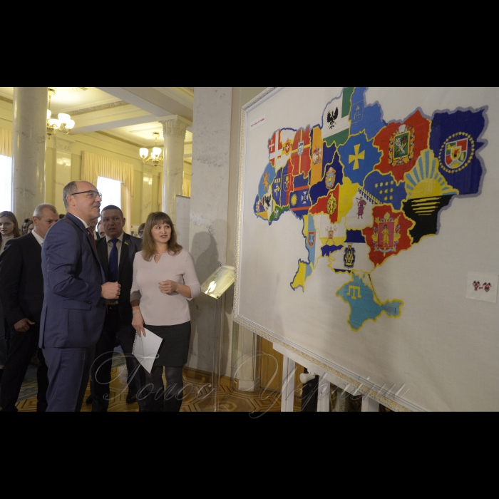 17 січня 2019 у кулуарах Верховної Ради України відбулась церемонія передачі Парламенту вишитої карти-оберегу України. Її передала Голові Верховної Ради України Андрію Парубію автор проекту «Україна – разом!», громадська діячка та журналістка Ірина Басенко, яка започаткувала проект у 2014 році.
Голова Верховної Ради Андрій Парубій, приймаючи дарунок, зазначив, що останнім часом Верховна Рада України стала культурним центром, де кожного дня відбуваються важливі культурологічні заходи, серед яких і сьогоднішній.  «Я щиро радий, що від імені усього українського Парламенту я приймаю сьогодні цей дар – вишиту карту України, і що вона прикрашатиме наш Парламент», - сказав він. 
Андрій Парубій назвав полотно дуже символічним, адже вишите  зображення карти України і прапорів усіх областей було створено у 2014 році, у складний для України час, коли російський агресор розпочав окупацію Криму та східних областей України. «З початком війни країна потребувала об’єднавчих процесів, які б продемонстрували, що українці з різних куточків нашої країни виступають за єдину, суверенну Україну, і засуджують російську агресію», - сказав Голова Парламенту і додав, що завдяки таким об’єднавчим процесам тисячі бійців і волонтерів стали на захист України.
*Довідково: Мапу створювали у період з 1 серпня 2014 року по 19 січня 2015 року. За цей період полотно побувало в усіх обласних центрах України, тричі – у Маріуполі, Краматорську і Слов’янську, а також на тренувальній базі «кіборгів».
Цей витвір внесено до Національного реєстру рекордів України як карту, вишиту вручну найбільшою кількістю людей. Загалом до створення мапи долучилися понад 6 тисяч людей, які зробили близько 1 мільйона хрестиків.  

