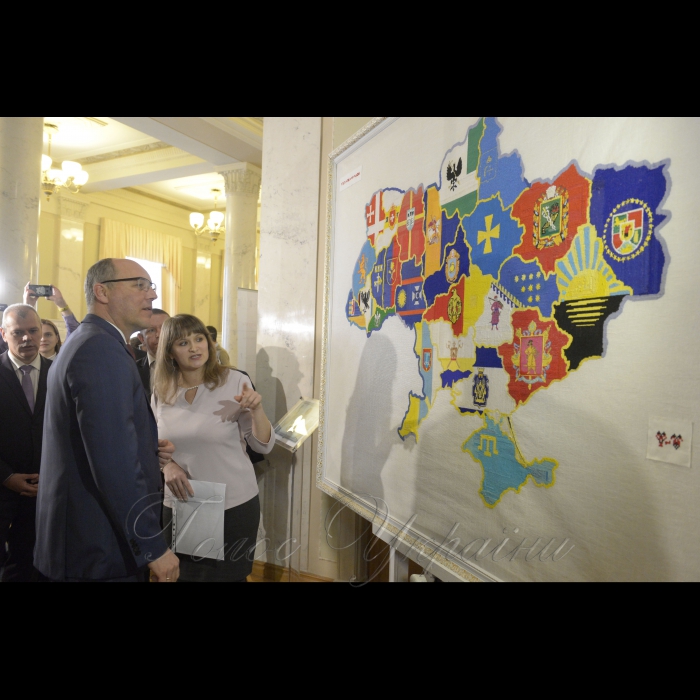 17 січня 2019 у кулуарах Верховної Ради України відбулась церемонія передачі Парламенту вишитої карти-оберегу України. Її передала Голові Верховної Ради України Андрію Парубію автор проекту «Україна – разом!», громадська діячка та журналістка Ірина Басенко, яка започаткувала проект у 2014 році.
Голова Верховної Ради Андрій Парубій, приймаючи дарунок, зазначив, що останнім часом Верховна Рада України стала культурним центром, де кожного дня відбуваються важливі культурологічні заходи, серед яких і сьогоднішній.  «Я щиро радий, що від імені усього українського Парламенту я приймаю сьогодні цей дар – вишиту карту України, і що вона прикрашатиме наш Парламент», - сказав він. 
Андрій Парубій назвав полотно дуже символічним, адже вишите  зображення карти України і прапорів усіх областей було створено у 2014 році, у складний для України час, коли російський агресор розпочав окупацію Криму та східних областей України. «З початком війни країна потребувала об’єднавчих процесів, які б продемонстрували, що українці з різних куточків нашої країни виступають за єдину, суверенну Україну, і засуджують російську агресію», - сказав Голова Парламенту і додав, що завдяки таким об’єднавчим процесам тисячі бійців і волонтерів стали на захист України.
*Довідково: Мапу створювали у період з 1 серпня 2014 року по 19 січня 2015 року. За цей період полотно побувало в усіх обласних центрах України, тричі – у Маріуполі, Краматорську і Слов’янську, а також на тренувальній базі «кіборгів».
Цей витвір внесено до Національного реєстру рекордів України як карту, вишиту вручну найбільшою кількістю людей. Загалом до створення мапи долучилися понад 6 тисяч людей, які зробили близько 1 мільйона хрестиків.  
