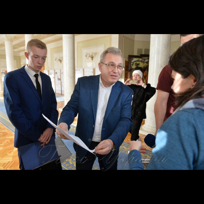 21 січня 2019 Верховна Рада України. Олександр Сорочинський - внук співака хору “Щедрик» Леонтія Сорочинського передав фото з родинного архіву організаторам виставки «Світовий тріумф «Щедрика»- 100 років культурної дипломатії в Україні», одна з організаторів - Тіна Пересунько – провідний науковець Українського центру культурних досліджень.