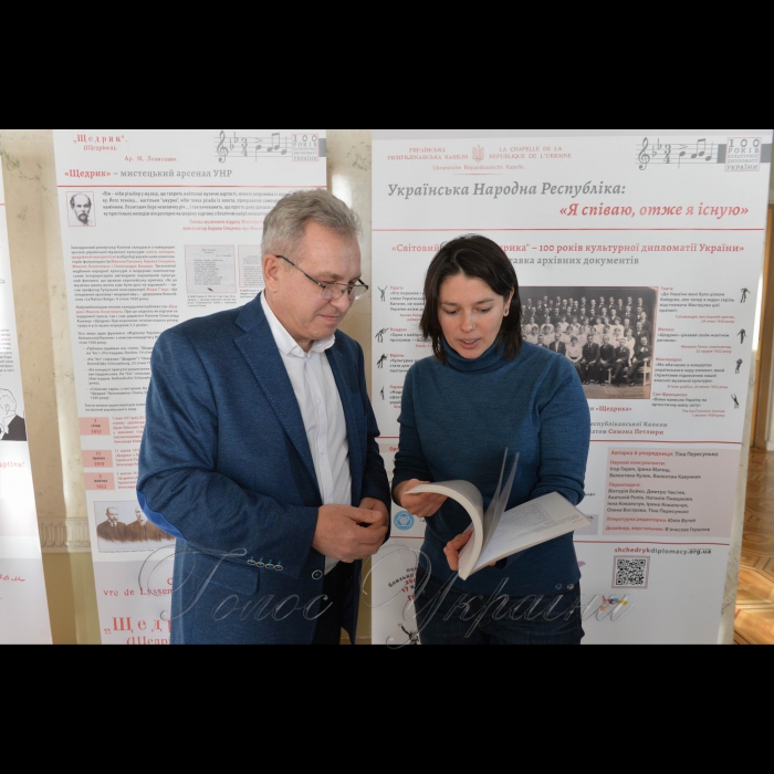 21 січня 2019 Верховна Рада України. Олександр Сорочинський - внук співака хору “Щедрик» Леонтія Сорочинського передав фото з родинного архіву організаторам виставки «Світовий тріумф «Щедрика»- 100 років культурної дипломатії в Україні», одна з організаторів - Тіна Пересунько – провідний науковець Українського центру культурних досліджень.