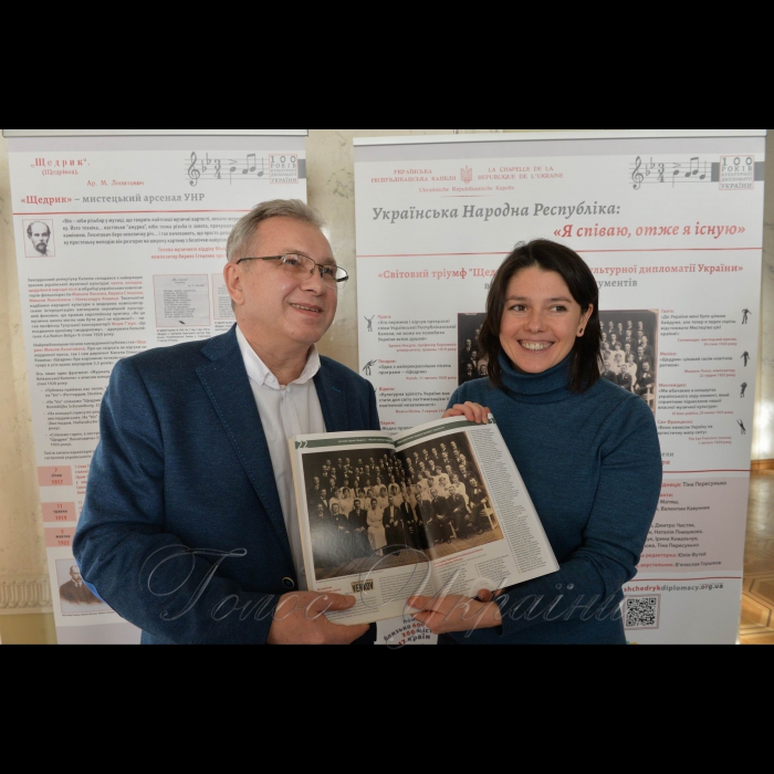 21 січня 2019 Верховна Рада України. Олександр Сорочинський - внук співака хору “Щедрик» Леонтія Сорочинського передав фото з родинного архіву організаторам виставки «Світовий тріумф «Щедрика»- 100 років культурної дипломатії в Україні», одна з організаторів - Тіна Пересунько – провідний науковець Українського центру культурних досліджень.
