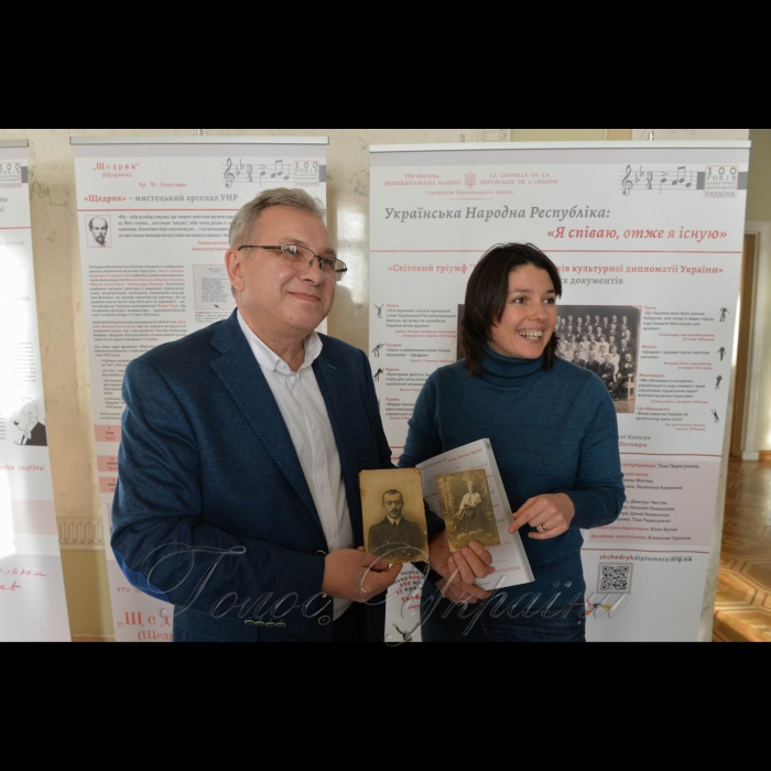 21 січня 2019 Верховна Рада України. Олександр Сорочинський - внук співака хору “Щедрик» Леонтія Сорочинського передав фото з родинного архіву організаторам виставки «Світовий тріумф «Щедрика»- 100 років культурної дипломатії в Україні», одна з організаторів - Тіна Пересунько – провідний науковець Українського центру культурних досліджень.