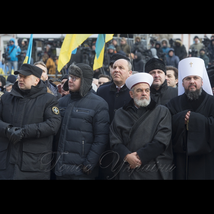 22 січня 2019 Голова Верховної Ради України Андрій Парубій, Президент України Петро Порошенко під час заходів з нагоди Дня Соборності України та 100-річчя проголошення Акту злуки Української Народної Республіки та Західноукраїнської Народної Республіки.
Церемонія покладання квітів до пам’ятників Т.Шевченку та М.Грушевському та урочистості на Софійській площі. Олександр Турчинов і митрополит Єпіфаній.