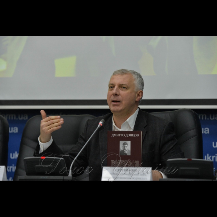 24 січня 2019 на фасаді будинку українського національного інформаційного агентства УКРІНФОРМ відбулося відкриття першої у Києві меморіальної дошки керівнику Українського Державного Телеграфного Агентства Дмитру Донцову.
Освітній і громадський діяч, літературознавець, журналіст Сергій Квіт.