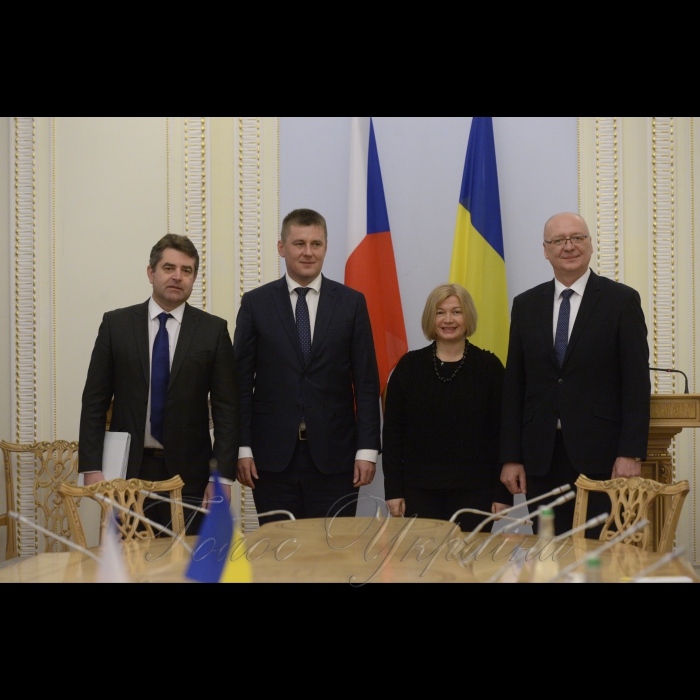 28 січня 2019 зустріч першого заступника Голови Верховної Ради України Ірини Геращенко з міністром закордонних справ Чеської Республіки Томашом Петршічеком. 
Вже завтра чеська делегація планує відвідати Донбас, тож особливу увагу приділили безпековим, гуманітарним і екологічним питанням на Донбасі, загостренні ситуації в Азово-Чорноморському регіоні.