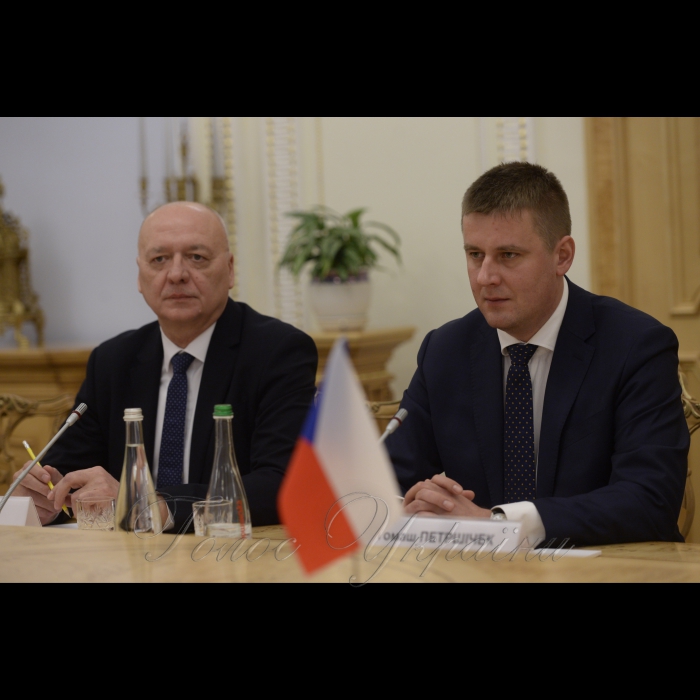 28 січня 2019 зустріч першого заступника Голови Верховної Ради України Ірини Геращенко з міністром закордонних справ Чеської Республіки Томашом Петршічеком. 
Вже завтра чеська делегація планує відвідати Донбас, тож особливу увагу приділили безпековим, гуманітарним і екологічним питанням на Донбасі, загостренні ситуації в Азово-Чорноморському регіоні.