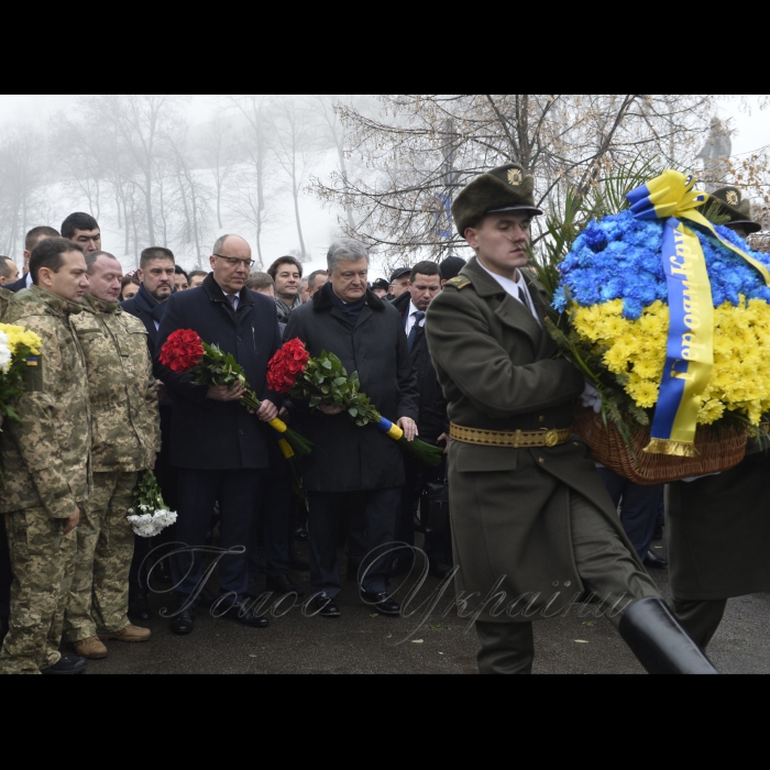 29 січня 2019 Голова Верховної Ради України Андрій Парубій, Президент України Петро Порошенко взяли участь в урочистій церемонії покладання квітів до Пам’ятного Хреста Героям Крут.
