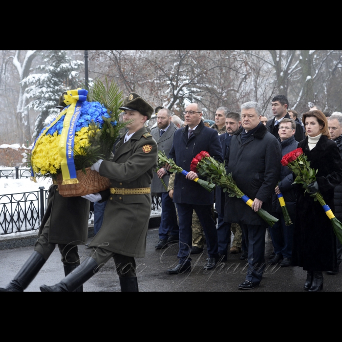 29 січня 2019 Голова Верховної Ради України Андрій Парубій, Президент України Петро Порошенко взяли участь в урочистій церемонії покладання квітів до Пам’ятного Хреста Героям Крут.
