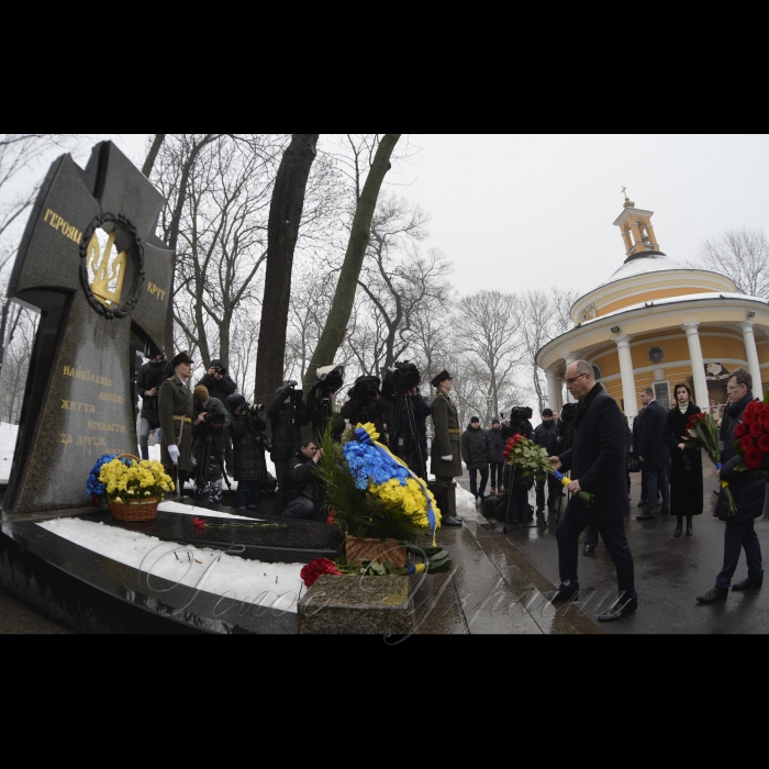 29 січня 2019 Голова Верховної Ради України Андрій Парубій, Президент України Петро Порошенко взяли участь в урочистій церемонії покладання квітів до Пам’ятного Хреста Героям Крут.

