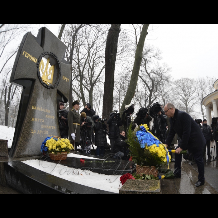 29 січня 2019 Голова Верховної Ради України Андрій Парубій, Президент України Петро Порошенко взяли участь в урочистій церемонії покладання квітів до Пам’ятного Хреста Героям Крут.
