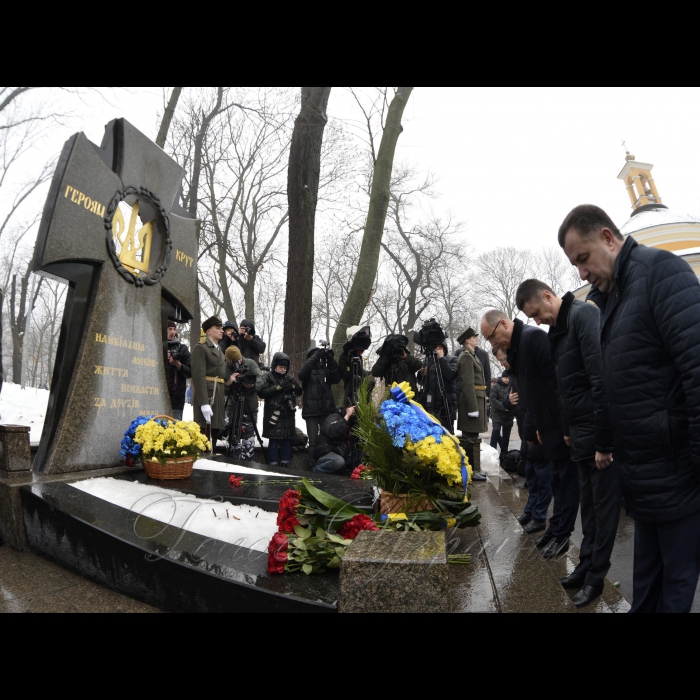 29 січня 2019 Голова Верховної Ради України Андрій Парубій, Президент України Петро Порошенко взяли участь в урочистій церемонії покладання квітів до Пам’ятного Хреста Героям Крут.
