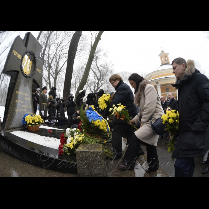 29 січня 2019 Голова Верховної Ради України Андрій Парубій, Президент України Петро Порошенко взяли участь в урочистій церемонії покладання квітів до Пам’ятного Хреста Героям Крут.
