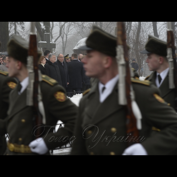 29 січня 2019 Голова Верховної Ради України Андрій Парубій, Президент України Петро Порошенко взяли участь в урочистій церемонії покладання квітів до Пам’ятного Хреста Героям Крут.
