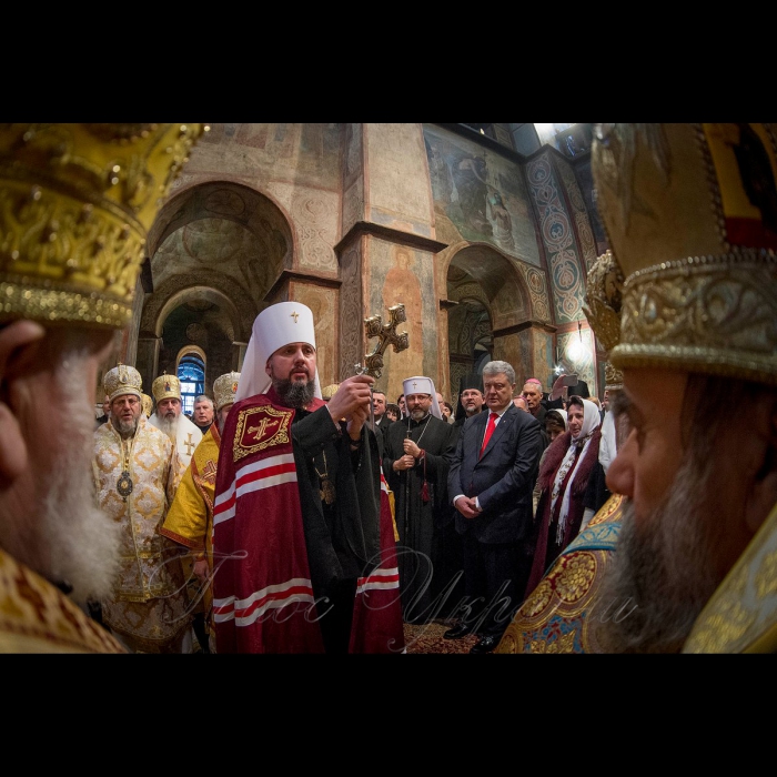 3 лютого 2019 Голова Верховної Ради України Андрій Парубій взяв участь у церемонії інтронізації предстоятеля Православної церкви України (ПЦУ), митрополита Київського і всієї України Епіфанія. 
У Соборі Святої Софії Київської під час божественної літургії 3 лютого відбулася церемонія інтронізації (входження на престол) предстоятеля Православної церкви України (ПЦУ), митрополита Київського і всієї України Епіфанія.  
У церемонії взяли участь Президент України Петро Порошенко та його дружина Марина Порошенко, урядовці, представники духовенства та громадськості.