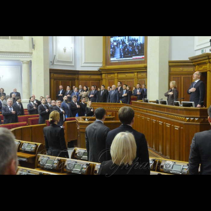 5 лютого 2019 пленарне засідання Верховної Ради України, відкрито 10-ту сесію. 
Після урочистого відкриття десятої сесії Голова Верховної Ради України Андрій Парубій надав слово представникам депутатських фракцій і груп, які виступають з оголошеннями, заявами, повідомленнями, пропозиціями.