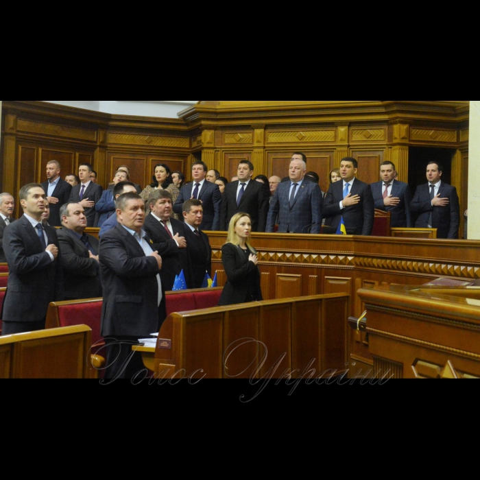 5 лютого 2019 пленарне засідання Верховної Ради України, відкрито 10-ту сесію. 
Після урочистого відкриття десятої сесії Голова Верховної Ради України Андрій Парубій надав слово представникам депутатських фракцій і груп, які виступають з оголошеннями, заявами, повідомленнями, пропозиціями.