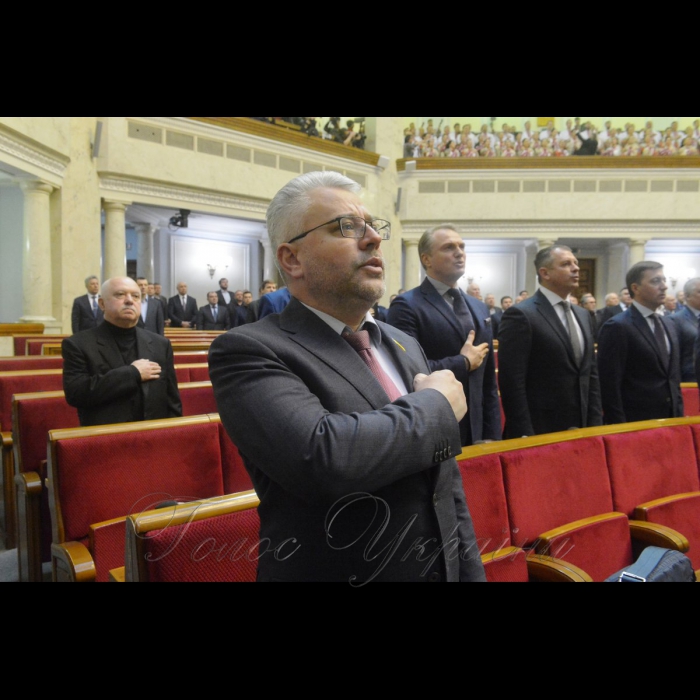 5 лютого 2019 пленарне засідання Верховної Ради України, відкрито 10-ту сесію. 
Після урочистого відкриття десятої сесії Голова Верховної Ради України Андрій Парубій надав слово представникам депутатських фракцій і груп, які виступають з оголошеннями, заявами, повідомленнями, пропозиціями.