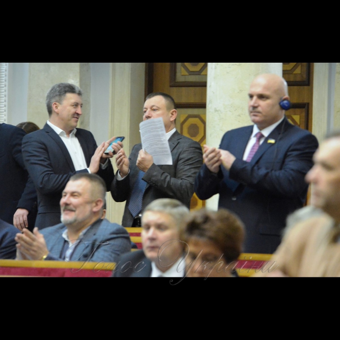 5 лютого 2019 пленарне засідання Верховної Ради України, відкрито 10-ту сесію. 
Після урочистого відкриття десятої сесії Голова Верховної Ради України Андрій Парубій надав слово представникам депутатських фракцій і груп, які виступають з оголошеннями, заявами, повідомленнями, пропозиціями.