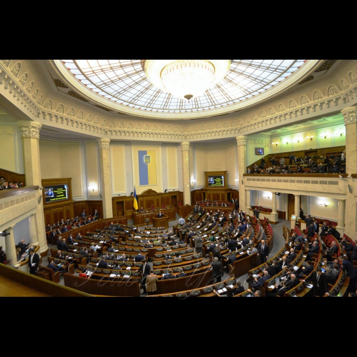 5 лютого 2019 пленарне засідання Верховної Ради України, відкрито 10-ту сесію. 
Після урочистого відкриття десятої сесії Голова Верховної Ради України Андрій Парубій надав слово представникам депутатських фракцій і груп, які виступають з оголошеннями, заявами, повідомленнями, пропозиціями.
