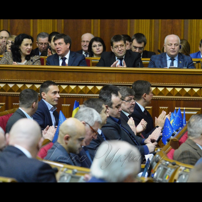 5 лютого 2019 пленарне засідання Верховної Ради України, відкрито 10-ту сесію. 
Після урочистого відкриття десятої сесії Голова Верховної Ради України Андрій Парубій надав слово представникам депутатських фракцій і груп, які виступають з оголошеннями, заявами, повідомленнями, пропозиціями.