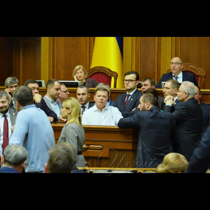 5 лютого 2019 пленарне засідання Верховної Ради України, відкрито 10-ту сесію. 
Після урочистого відкриття десятої сесії Голова Верховної Ради України Андрій Парубій надав слово представникам депутатських фракцій і груп, які виступають з оголошеннями, заявами, повідомленнями, пропозиціями.