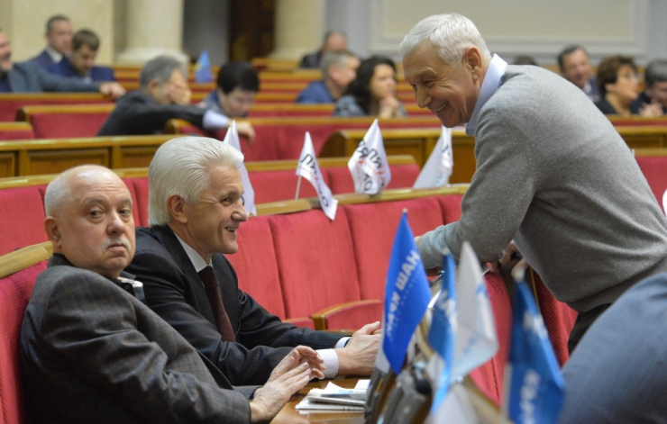 6 лютого 2019 пленарне засідання Верховної Ради України.
Народні депутати розглядають у другому читанні проект Закону про внесення змін до деяких законодавчих актів України щодо забезпечення принципів процесуальної справедливості та підвищення ефективності проваджень у справах про порушення законодавства про захист економічної конкуренції №6746. Віктор Развадовський ВОЛЯ, Володимир Литвин позафр., Віктор Король БП.