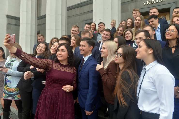 11 лютого 2019 урочиста церемонія відкриття Програми стажування в Апараті Верховної Ради України у 2019 році. Програма триватиме 5 місяців, протягом яких її учасники (інтерни) стажуватимуться в структурних підрозділах Верховної Ради України. Участь в урочистій церемонії відкриття візьмуть керівництво Апарату Верховної Ради України та представники громадської організації «Ліга інтернів».