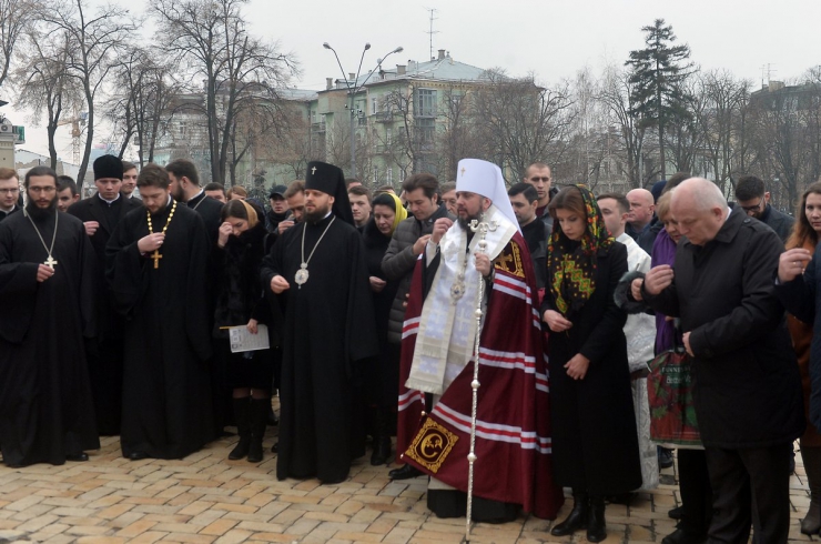 20 лютого 2019 Київ. Молебен та хода пам’яті загиблих під час Революції Гідності.
Кубів Степан 1-й віце-прем'єр-міністр України - Міністр економічного розвитку і торгівлі України, Митрополіт Епіфаній, митрополит Київський і всієї України, предстоятель Православної церкви України з 15 грудня 2018 року.