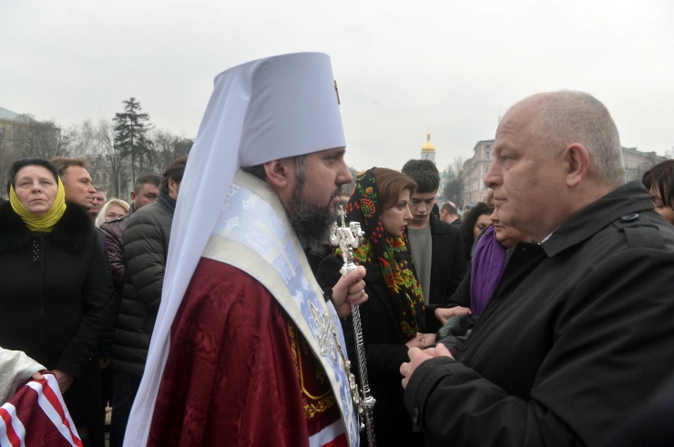 20 лютого 2019 Київ. Молебен та хода пам’яті загиблих під час Революції Гідності.
Кубів Степан 1-й віце-прем'єр-міністр України - Міністр економічного розвитку і торгівлі України, Митрополіт Епіфаній, митрополит Київський і всієї України, предстоятель Православної церкви України з 15 грудня 2018 року.
