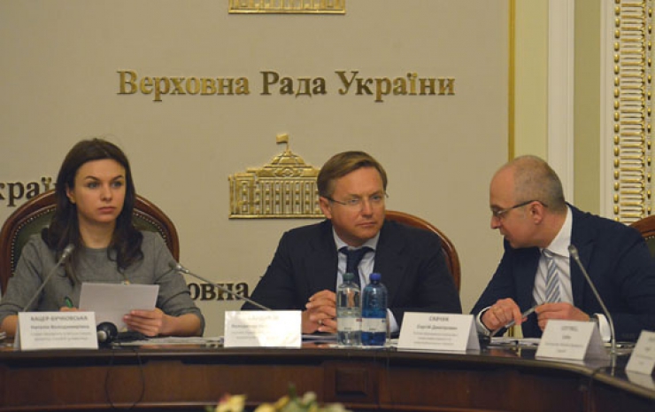 Відбулася конференція на тему: «Аукціонна система підтримки відновлюваної електроенергетики в Україні» з метою обговорення питань щодо запровадження аукціонної системи в Україні у рамках підготовки до другого читання проекту Закону «Про внесення до деяких законів України щодо забезпечення конкурентних умов виробництва електричної енергії з альтернативних джерел енергії» 
Захід організовано Комітетом з питань паливно-енергетичного комплексу, ядерної політики та ядерної безпеки спільно з Державним агентством з енергоефективності та енергозбереження, Міжнародним агентством з відновлюваних джерел енергії (IRENA), за підтримки Фонду ефективного державного управління Великобританії.

Кацер-Бучковська Наталія  Голова підкомітету з питань сталого розвитку, стратегії та інвестицій Бандуров Володимир Голова підкомітету з питань ядерної енергетики та ядерної безпеки та Сергій Савчук Голова Держенерго ефективності
