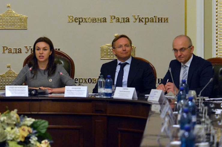 Відбулася конференція на тему: «Аукціонна система підтримки відновлюваної електроенергетики в Україні» з метою обговорення питань щодо запровадження аукціонної системи в Україні у рамках підготовки до другого читання проекту Закону «Про внесення до деяких законів України щодо забезпечення конкурентних умов виробництва електричної енергії з альтернативних джерел енергії» 
Захід організовано Комітетом з питань паливно-енергетичного комплексу, ядерної політики та ядерної безпеки спільно з Державним агентством з енергоефективності та енергозбереження, Міжнародним агентством з відновлюваних джерел енергії (IRENA), за підтримки Фонду ефективного державного управління Великобританії.

Кацер-Бучковська Наталія  Голова підкомітету з питань сталого розвитку, стратегії та інвестицій Бандуров Володимир Голова підкомітету з питань ядерної енергетики та ядерної безпеки та Сергій Савчук Голова Держенерго ефективності
