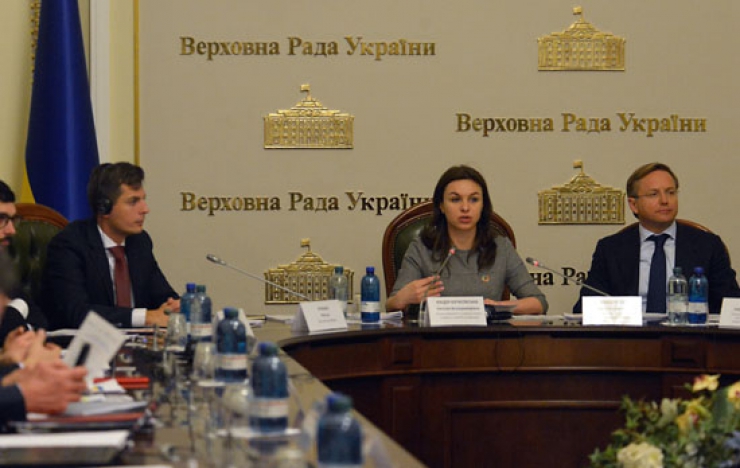 Відбулася конференція на тему: «Аукціонна система підтримки відновлюваної електроенергетики в Україні» з метою обговорення питань щодо запровадження аукціонної системи в Україні у рамках підготовки до другого читання проекту Закону «Про внесення до деяких законів України щодо забезпечення конкурентних умов виробництва електричної енергії з альтернативних джерел енергії» 
Захід організовано Комітетом з питань паливно-енергетичного комплексу, ядерної політики та ядерної безпеки спільно з Державним агентством з енергоефективності та енергозбереження, Міжнародним агентством з відновлюваних джерел енергії (IRENA), за підтримки Фонду ефективного державного управління Великобританії.
Кацер-Бучковська Наталія  Голова підкомітету з питань сталого розвитку, стратегії та інвестицій Бандуров Володимир Голова підкомітету з питань ядерної енергетики та ядерної безпеки
