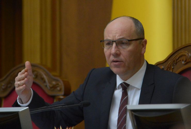 26 лютого 2019 пленарне засідання Верховної Ради України.
Голова Верховної Ради України А.Парубій відкрив ранкове засідання. 
Головуючий нагадав, що рівно п’ять років тому, 26 лютого, у Сімферополі відбувся масовий мітинг українців та кримських татар на підтримку цілісності України. 
