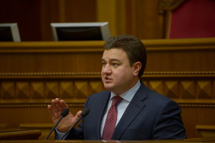 26 лютого 2019 пленарне засідання Верховної Ради України.
Голова Верховної Ради України А.Парубій відкрив ранкове засідання. 
Головуючий нагадав, що рівно п’ять років тому, 26 лютого, у Сімферополі відбувся масовий мітинг українців та кримських татар на підтримку цілісності України. Віктор Бондар ВІДРО.