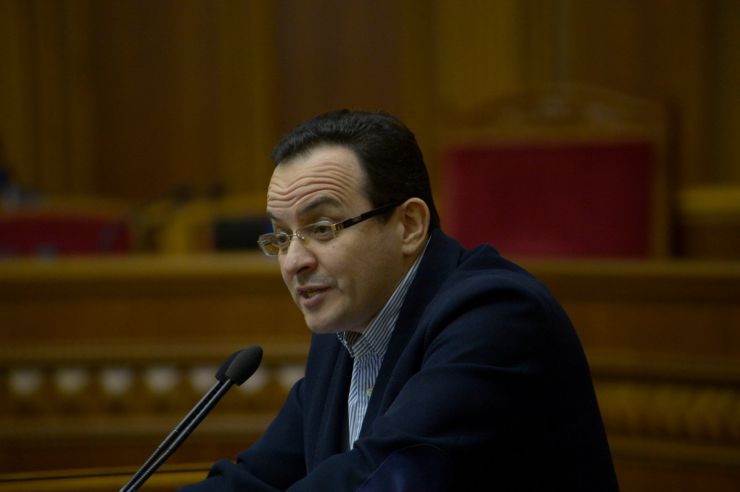 26 лютого 2019 пленарне засідання Верховної Ради України.
Голова Верховної Ради України А.Парубій відкрив ранкове засідання. 
Головуючий нагадав, що рівно п’ять років тому, 26 лютого, у Сімферополі відбувся масовий мітинг українців та кримських татар на підтримку цілісності України. Олег Березюк САМ.