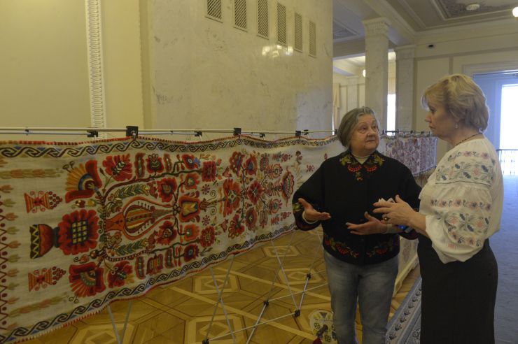 26 лютого 2019 у кулуарах Верховної Ради представлено Рушник Національної Єдності та колекцію вишиванок в експозиції «Весна іде». Автор ідеї створення Рушника Тамара Степаненко (ліворуч).