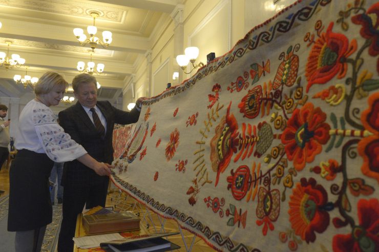 26 лютого 2019 у кулуарах Верховної Ради представлено Рушник Національної Єдності та колекцію вишиванок в експозиції «Весна іде».
