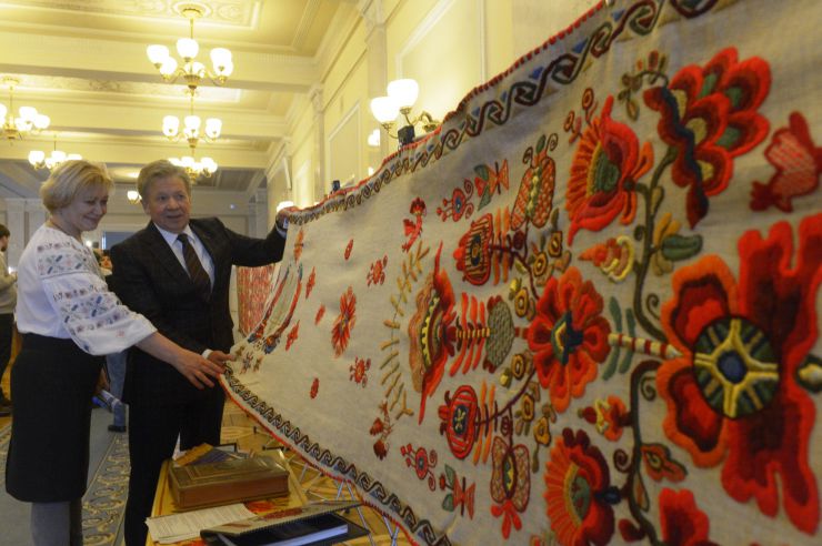 26 лютого 2019 у кулуарах Верховної Ради представлено Рушник Національної Єдності та колекцію вишиванок в експозиції «Весна іде».
