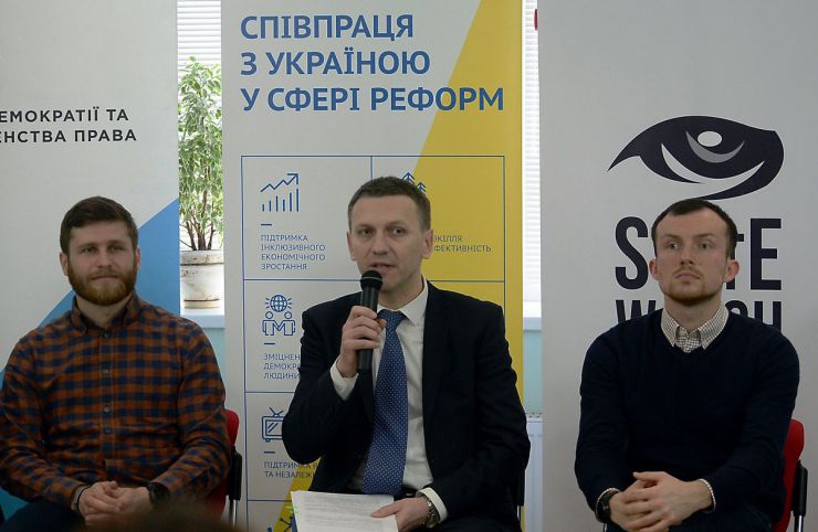6 березня 2019 StateWatch у співпраці з Реанімаційним Пакетом Реформ провела експертне обговорення, де учасники розказали про перші результати роботи слідчих управлінь.
Офіційно Державне бюро розслідувань розпочало свою роботу в листопаді 2018 р., але особовий склад центрального апарату і територіальних управлінь сформували не до кінця. В кожному з територіальних управлінь працює лише 30-35 слідчих, у той час як ці підрозділи діють відразу у кількох областях.