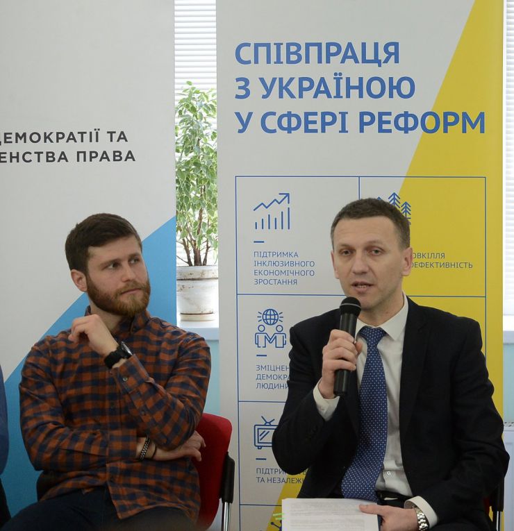 6 березня 2019 StateWatch у співпраці з Реанімаційним Пакетом Реформ провела експертне обговорення, де учасники розказали про перші результати роботи слідчих управлінь.
Офіційно Державне бюро розслідувань розпочало свою роботу в листопаді 2018 р., але особовий склад центрального апарату і територіальних управлінь сформували не до кінця. В кожному з територіальних управлінь працює лише 30-35 слідчих, у той час як ці підрозділи діють відразу у кількох областях.