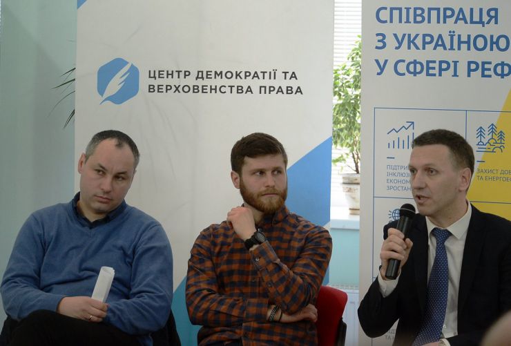6 березня 2019 StateWatch у співпраці з Реанімаційним Пакетом Реформ провела експертне обговорення, де учасники розказали про перші результати роботи слідчих управлінь.
Офіційно Державне бюро розслідувань розпочало свою роботу в листопаді 2018 р., але особовий склад центрального апарату і територіальних управлінь сформували не до кінця. В кожному з територіальних управлінь працює лише 30-35 слідчих, у той час як ці підрозділи діють відразу у кількох областях.