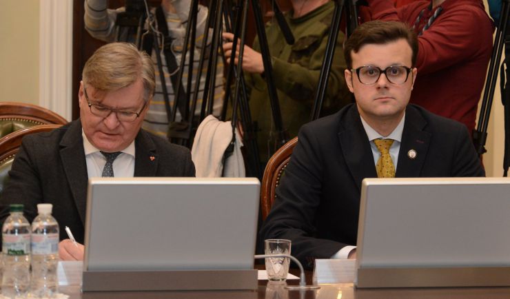 18 березня 2019 засідання погоджувальної ради у Верховній Раді України.
Григорій Немиря (Б), Віктор Галасюк (РП).