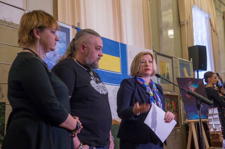 19 березня 2019 перший заступник Голови Верховної Ради України Ірина Геращенко відкриє експозицію «Повернення додому» на підтримку захоплених українських моряків
Захід проводиться для привернення уваги суспільства до агресивних та протиправних дій з боку російської влади, а також з метою підтримати українських військовополонених моряків, які незаконно утримуються у московських слідчих ізоляторах. Перший заступник Голови Верховної Ради України Ірина Геращенко та Дмитро и Євгенія Ейдер.