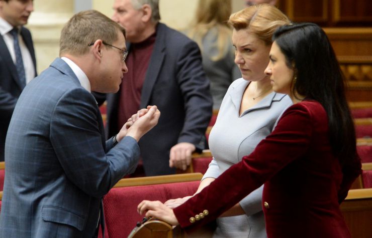 19 березня 2019 пленарне засідання Верховної Ради України.
А.Парубій зазначив, що сьогодні Парламент продовжить розгляд історичного фундаментального проекту Закону про забезпечення функціонування української мови як державної (№ 5670-д), розгляд якого у другому читанні було розпочато 28 лютого.
Владислав Голуб БП, Оксана Продан БП, Вікторія Войціцька САМ.
