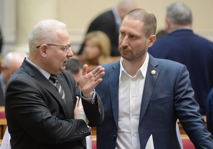 19 березня 2019 пленарне засідання Верховної Ради України.
А.Парубій зазначив, що сьогодні Парламент продовжить розгляд історичного фундаментального проекту Закону про забезпечення функціонування української мови як державної (№ 5670-д), розгляд якого у другому читанні було розпочато 28 лютого.
Віктор Вовк РП, Денис Силантьєв РП.