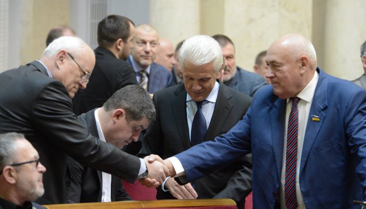 19 березня 2019 пленарне засідання Верховної Ради України.
А.Парубій зазначив, що сьогодні Парламент продовжить розгляд історичного фундаментального проекту Закону про забезпечення функціонування української мови як державної (№ 5670-д), розгляд якого у другому читанні було розпочато 28 лютого.
Микола Федорук НФ, Максим Бурбак НФ, Володимир Литвин позафр., Андрій Река НФ.