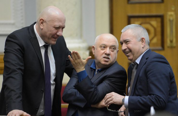 19 березня 2019 пленарне засідання Верховної Ради України.
А.Парубій зазначив, що сьогодні Парламент продовжить розгляд історичного фундаментального проекту Закону про забезпечення функціонування української мови як державної (№ 5670-д), розгляд якого у другому читанні було розпочато 28 лютого.
Олександр Ревега БП, Віктор Развадовський ВОЛЯ, Володимир Арешонков БП.