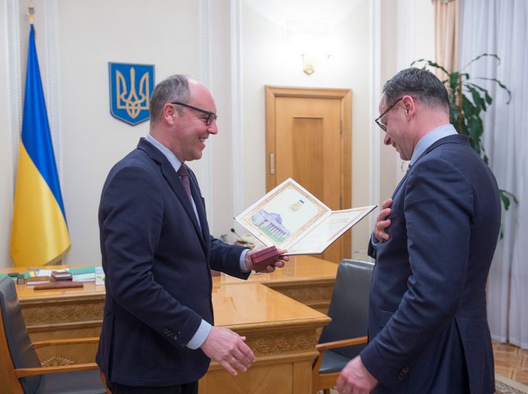 27 березня 2019 Голова Верховної Ради України Андрій Парубій вручив Почесну грамоту Верховної Ради України «За особливі заслуги перед Українським народом» Голові підкомітету з питань трансатлантичних відносин Сеймаса Литовської республіки Зігімантасу Павіліонісу.